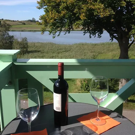 Schoene Mit Seeblick Und Drei Balkonen *